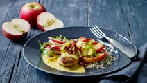 Mørbrad i fad med æblesalat
