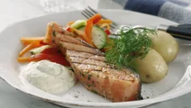 Halstrad gravad lax med lättkokta grönsaker