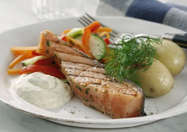 Halstrad gravad lax med lättkokta grönsaker