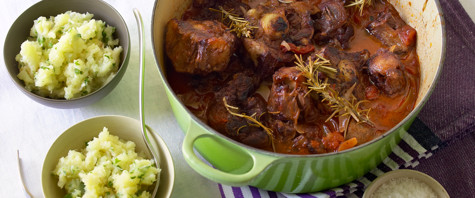 Rødvinsbraiserede kalvehaler og mos med rødder