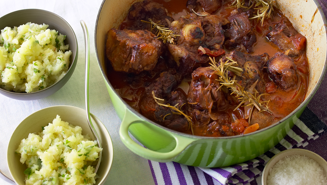 Rødvinsbraiserede kalvehaler og mos med rødder