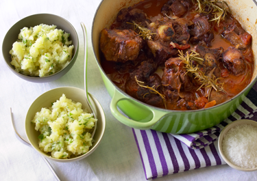 Rødvinsbraiserede kalvehaler og mos med rødder