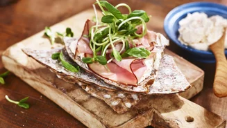 Paprikafärskost och skinka på knäcke