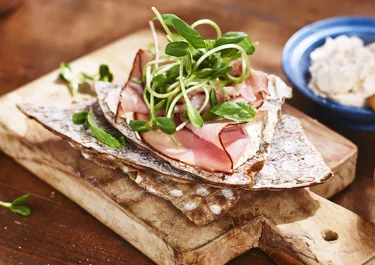 Paprikafärskost och skinka på knäcke