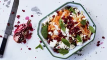 Sprød salat med granatæble og salatost