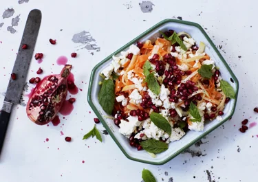 Sprød salat med granatæble og salatost