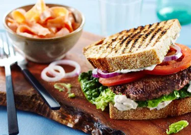 Hamburger met lactosevrije knoflooksaus van yoghurt