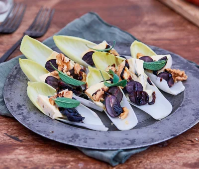 Belgischer Endiviensalat mit Blauschimmelkäse, Trauben und Salbei