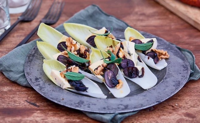 Belgischer Endiviensalat mit Blauschimmelkäse, Trauben und Salbei