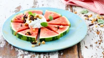 Watermeloen met Skyr, pure chocolade en pinda’s