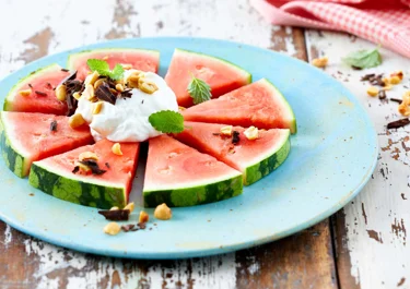 Watermeloen met Skyr, pure chocolade en pinda’s
