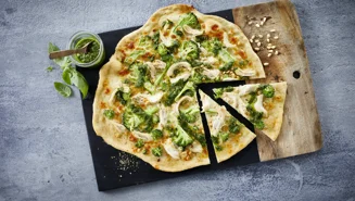 Pizza med kylling og pesto