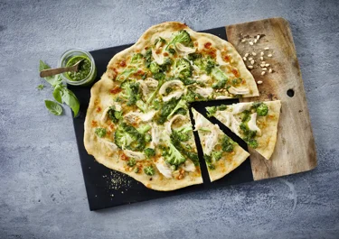 Pizza med kylling og pesto