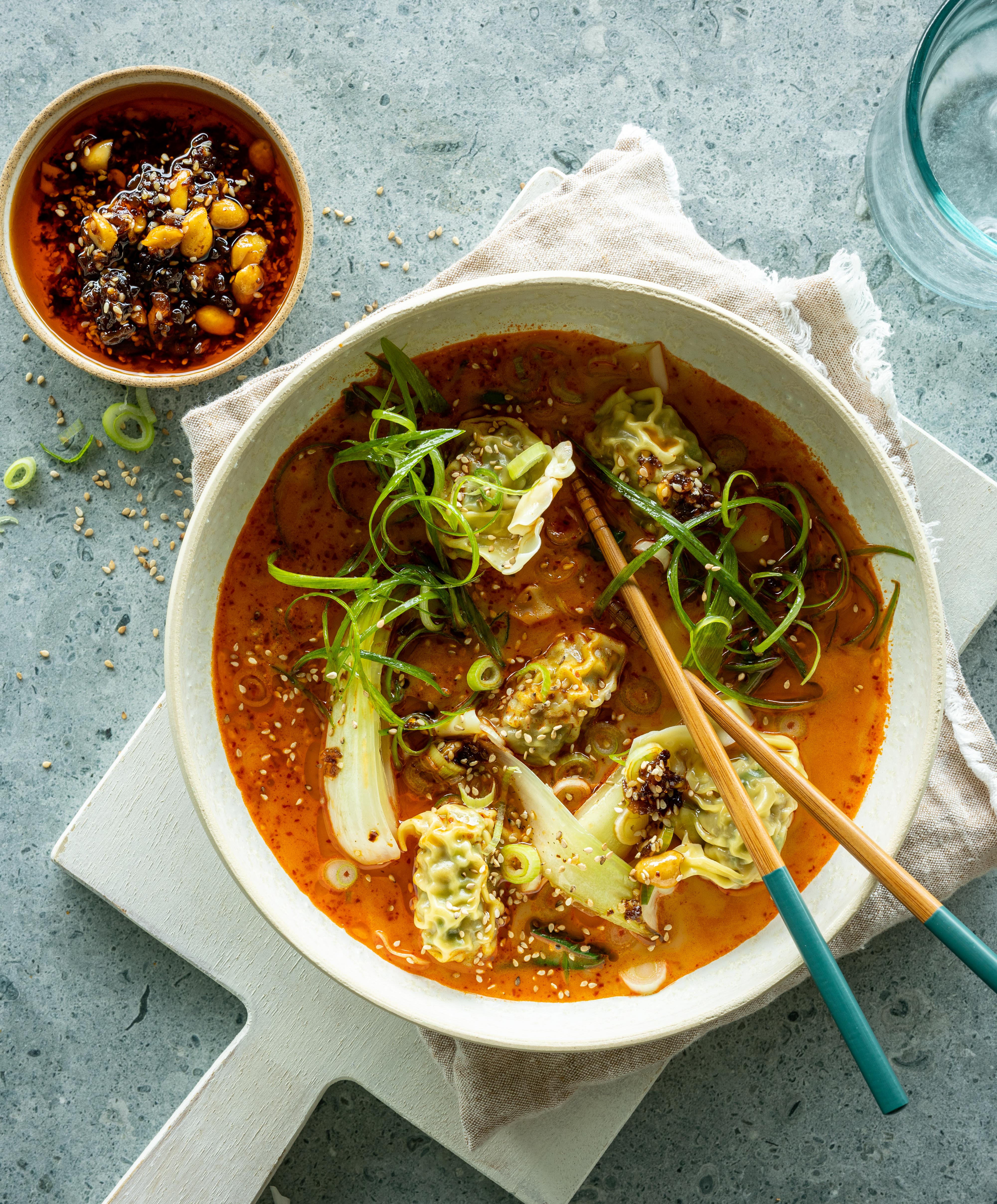 Rød karry wonton suppe