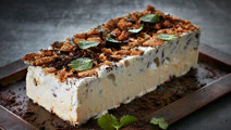 Semifreddo - italiensk isdessert med knas