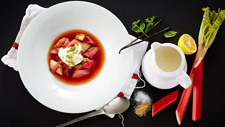 كومبوت الراوند مُزيّن بالكريمة المخفوقة والسُكَّر الأخضر