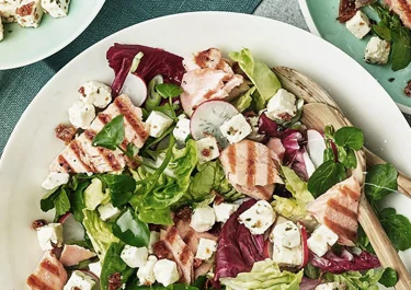 Ensalada rápida de salmón y Arla Apetina
