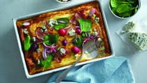 Ugnsomelett med bacon, ädelost och rödlök