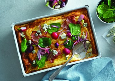 Ugnsomelett med bacon, ädelost och rödlök