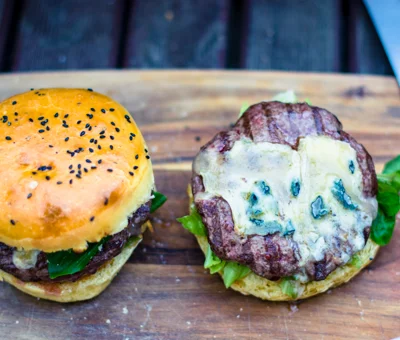 Cheeseburger med blåmuggost, chorizo og sylteagurk