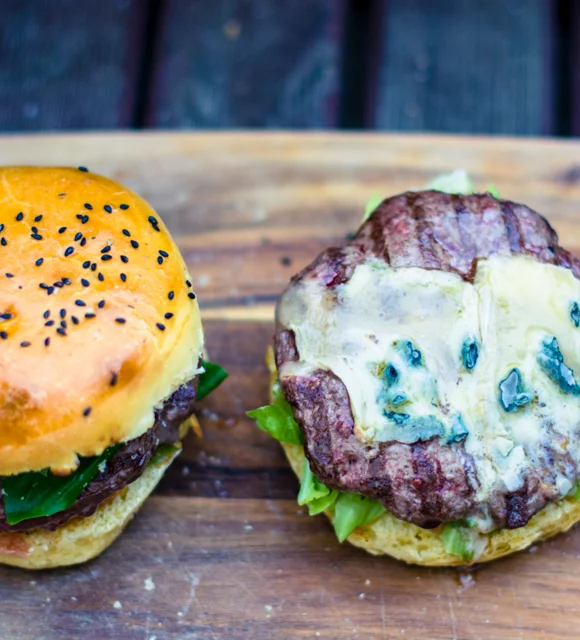 Cheeseburger mit Blauschimmelkäse, Chorizo und Gewürzgurken