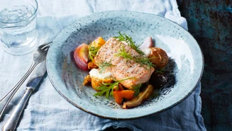 Ugnsstekt lax med rostade rotfrukter