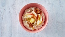 Lactose-free rice pudding with apples and almonds 