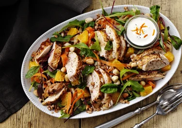 Kycklingsallad med apelsin och nötter