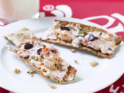 Vi bakar färskt bröd varje dag som får kalljäsa över natten och det här lättbakade, knapriga knäckebrödet gör vi samtidigt. Knäckesticksen serveras så långa som möjligt i en lerkruka på buffén. Det ser fint ut även för ögat.