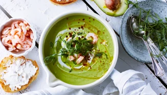 Avokado- och grön ärtsoppa med räkor, ärtskott och chiliflakes