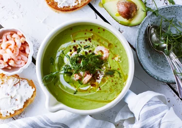 Avokado- och grön ärtsoppa med räkor, ärtskott och chiliflakes