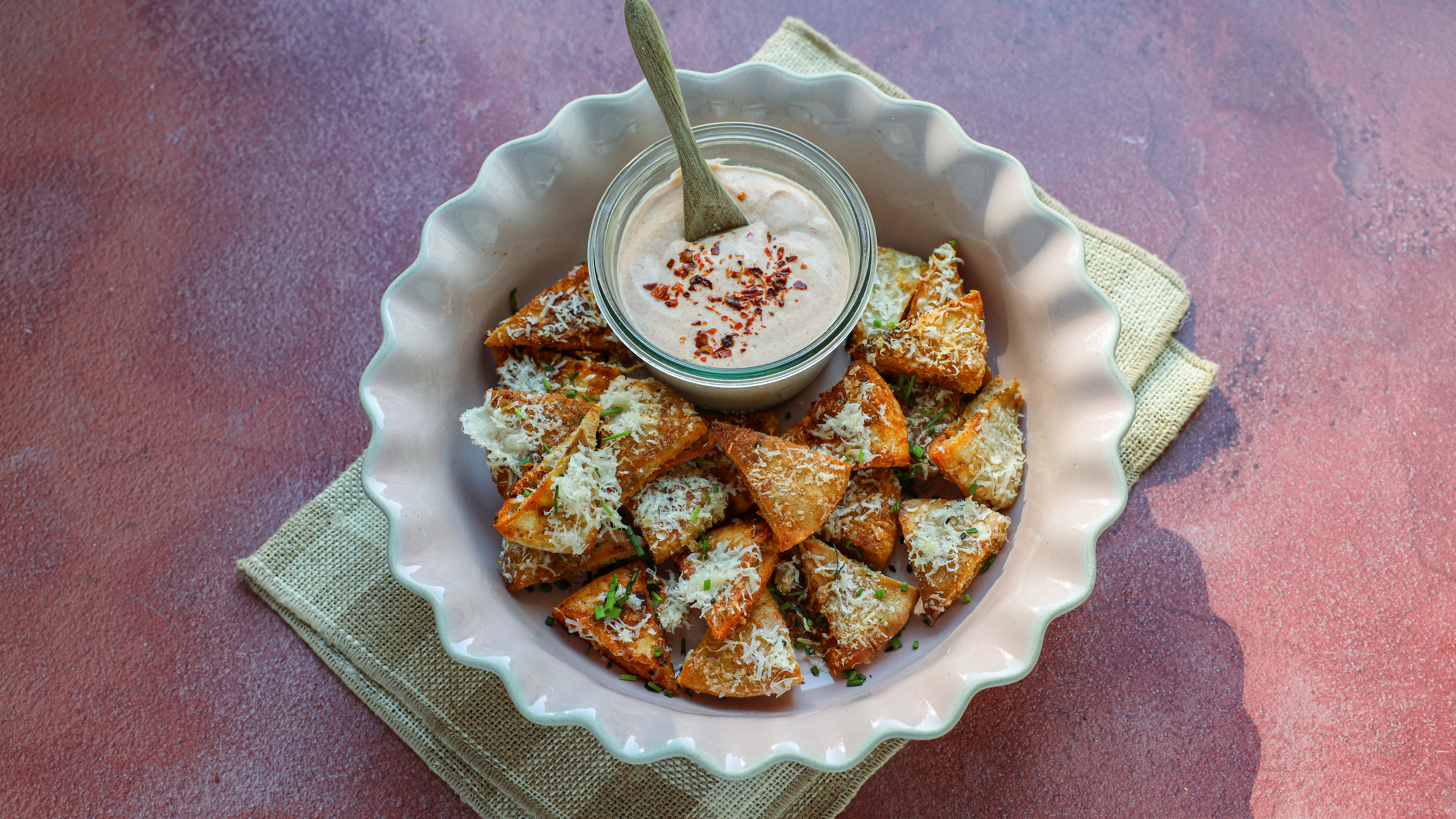 Pita-Chips mit pikantem Skyr-Dip