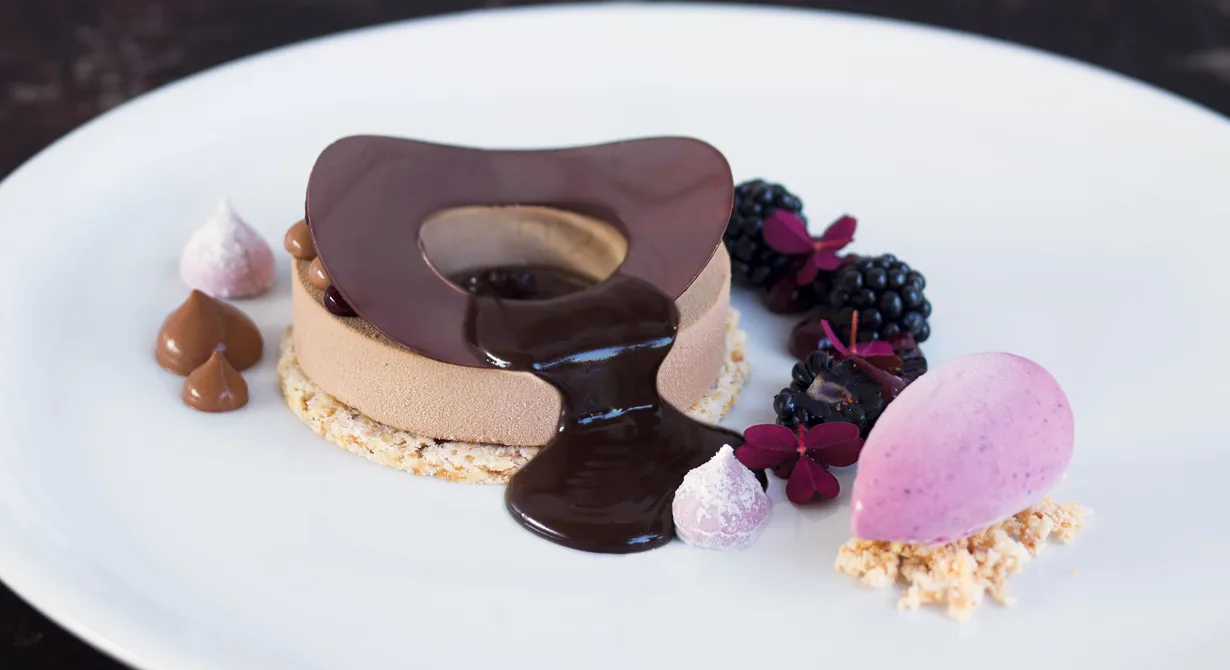 Gâteau med hasselnöt, choklad och björnbär
