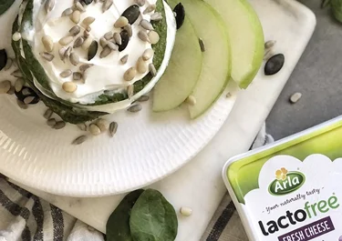 Pancakes de espinacas con manzana y queso de untar Arla Lactofree