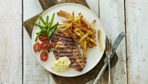 Steak og fritter med kold bearnaisesauce