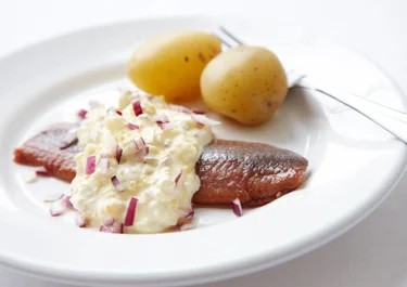 Sill med ägg och lökröra