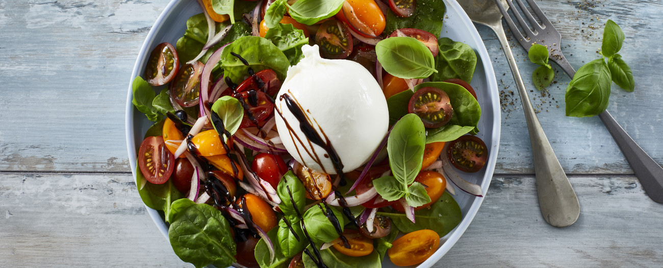 Bowl med räkor, burrata och romansallad