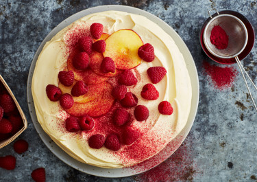 Gräddtårta med hallon och nektariner