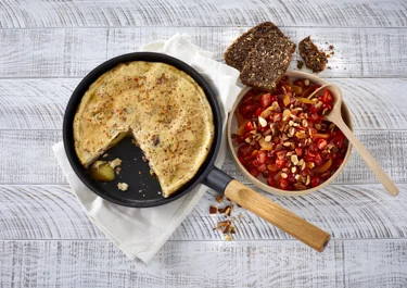 Tortilla-omelet met tomatensalade