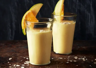 Mangosmoothie med kvarg och havregryn