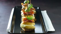Tapas med ost, æble og parmaskinke