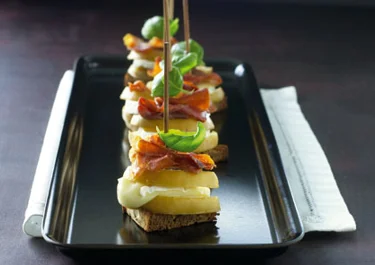 Tapas med ost, æble og parmaskinke