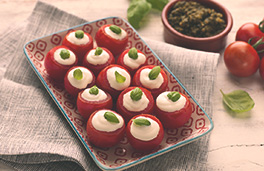 الطماطم المحشوة بجبنة كريم وصلصة بيستو