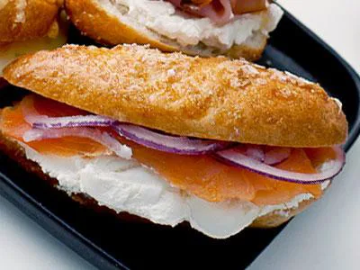 Små bagels i senaste minimodell toppade med riven ost, vallmofrön och flingsalt. Fresta med krämig färskost, kallrökt lax och skivad rödlök i klassisk New York-stil.