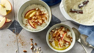 Laktosefri risengrød med mandler og æble