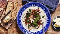 Kantarellsoppa med grönkålschips