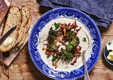 Kantarellsoppa med grönkålschips
