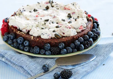 Skogsbär- och lakritskladdkaka