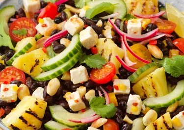 Sałatka po meksykańsku z czarną fasolą, limonką i serem Apetina Mango & Chilli