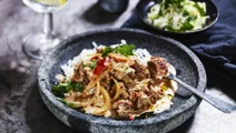 Högrevsgryta med syrad grädde och sambal